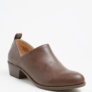 BROWN TEXTURED FAUX LEATHER V-CUT ANKLE BOOT (WW)
